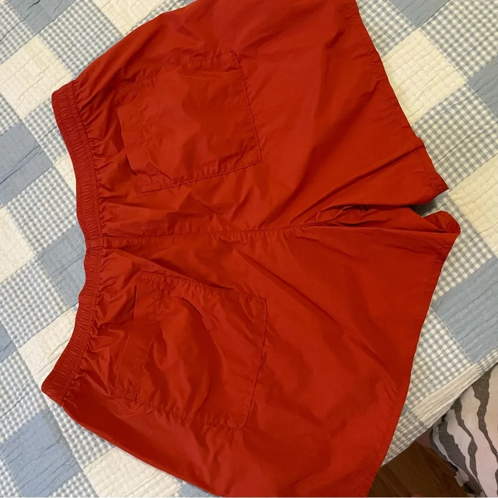 Uniqlo bold red